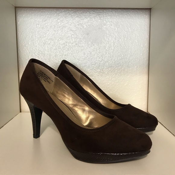 bandolino suede pumps